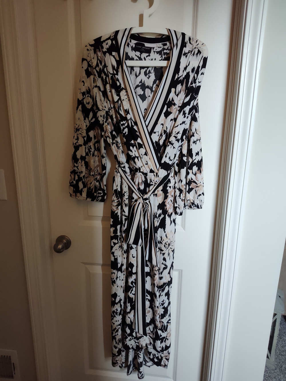 Lane Bryant Black Cream Floral Wrap Maxi Robe Size 16/18